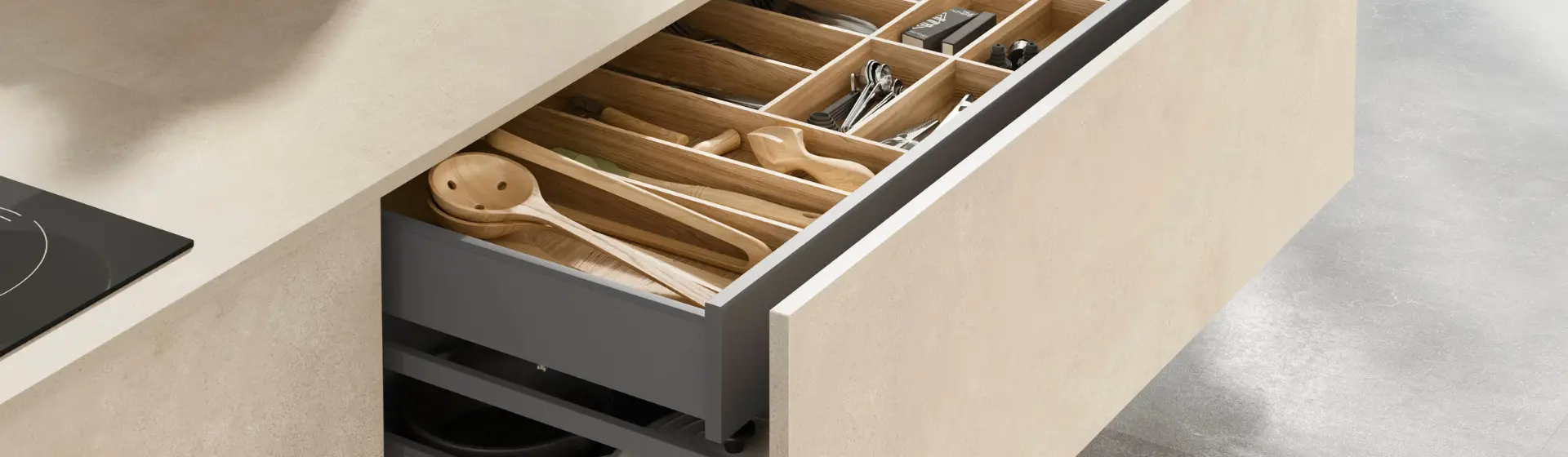 Offene Küchenschublade mit geordneten Holzteilern zur Aufbewahrung von Utensilien wie Löffeln und Scheren Offene Küchenschublade mit geordneten Holzteilern zur Aufbewahrung von Utensilien wie Löffeln und Scheren